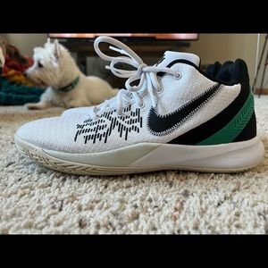 Nike Youth size 7Y basketball shoe. EUC